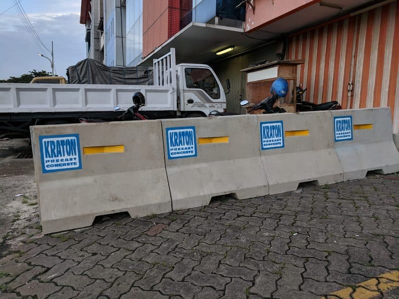 Stok barrier beton New Jersey KRATON siap kirim di Karawang